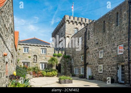 The Manor, sull'Isola del canale di Herm, parte del Bailiwick di Guernsey, Regno Unito. Il conservione fortificato è stato trasformato in appartamenti. Foto Stock