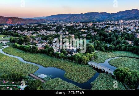 Danfeng. 18 Settembre 2020. Foto aerea scattata il 18 settembre 2020 mostra una vista dell'antica città di Dihua nella contea di Danfeng, città di Shangluo della provincia di Shaanxi della Cina nord-occidentale. L'antica città di Dihua ha attratto molti turisti con il suo ambiente ecologico ben protetto, la ricca storia e le tradizioni popolari uniche. Credit: Tao Ming/Xinhua/Alamy Live News Foto Stock