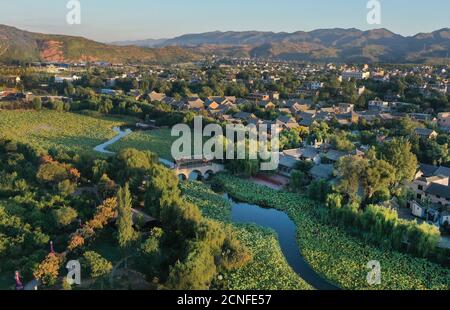 Danfeng. 18 Settembre 2020. Foto aerea scattata il 18 settembre 2020 mostra una vista dell'antica città di Dihua nella contea di Danfeng, città di Shangluo della provincia di Shaanxi della Cina nord-occidentale. L'antica città di Dihua ha attratto molti turisti con il suo ambiente ecologico ben protetto, la ricca storia e le tradizioni popolari uniche. Credit: Tao Ming/Xinhua/Alamy Live News Foto Stock