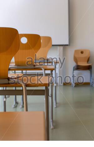 Scriva in un'aula bavarese come molti studenti nello stato auto-isolato. Foto Stock