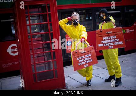 I manifestanti con rivestimento HAZMAT del gruppo PETA Animal Rights dimostrano fuori della Somerset House, il luogo della London Fashion Week. Foto Stock