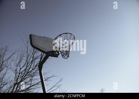 Cerchio di basket danneggiato in un quartiere distrutto da un tornado a Washington, Illinois Foto Stock