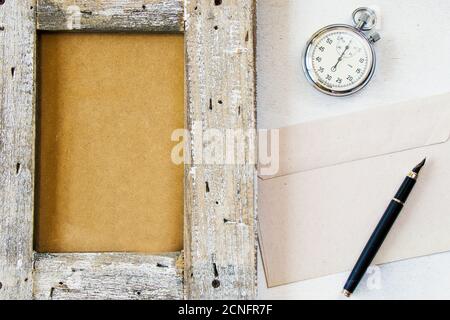 Orologio tascabile realizzato in URSS, matita e lettera, vista ad alto angolo Foto Stock