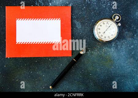 Orologio tascabile realizzato in URSS, matita e lettera, vista ad alto angolo Foto Stock