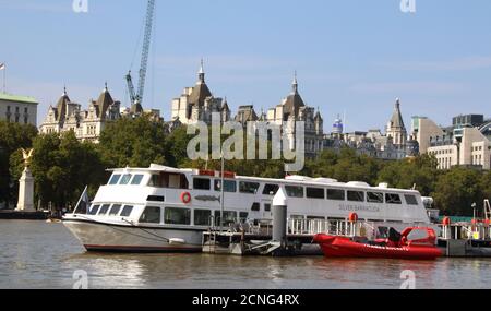 Silver Barracuda Cruiser ormeggiato sul Tamigi a Londra. Foto Stock