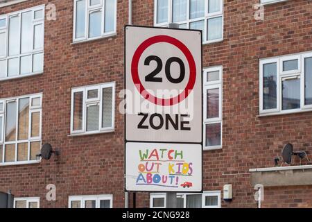 Foto: Neil Turner. © TSL 08/04/2008. STOCK DI TES. London Borough of Waltham Forest. Scene generali di strada Foto Stock