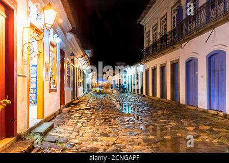 Vista sulla strada della storica città coloniale del Brasile Foto Stock