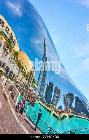 Dubai, Emirati Arabi Uniti - 30 gennaio 2020: L'edificio Burj Khalifa e il Dubai Mall si riflettono sulla superficie specchiata della scultura del cuore in acciaio di Dubai, nell'Emirati Arabi Uniti Foto Stock