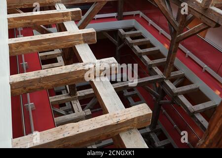 Grevesmuehlen, Germania, 17 settembre 2020: Costruzione di legno su più piani nella storica fabbrica di malto di Grevesmuehlen, oggi la vecchia costruzione Foto Stock