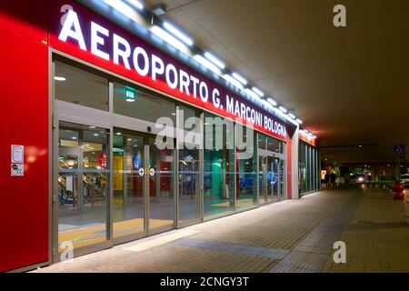 Bologna, Italia - 03 marzo 2020: Ingresso principale illuminato dell'aeroporto Guglielmo Marconi di Bologna di notte Foto Stock