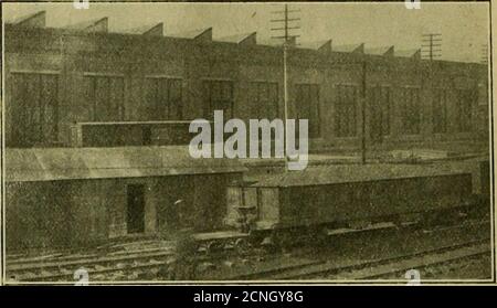 . Ingegnere americano e giornale ferroviario . PARZIALE ELEVAZIONE E PARZIALE SEZIONE LONGITUDINALE, E PIANTA DELL'EDIFICIO DELLA CALDAIA E DELLA CISTERNA. NEW MCKEES ROCCE LOCOMOTIVE NEGOZI. - PITTSBURGH E LAKE ERIE FERROVIA. Foto Stock