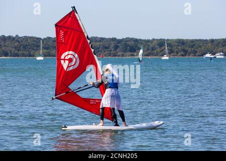 Sandbanks, Poole, Dorset UK. 18 settembre 2020. Tempo nel Regno Unito: Caldo, soleggiato e ventilato alle spiagge di Poole, mentre la mini ondata di calore continua. Gli amanti del sole si dirigono verso il mare per godersi il sole e gli amanti degli sport acquatici possono sfruttare al massimo le condizioni di breezy a Sandbanks facendo windsurf, kitesurf e paddleboard. Credit: Carolyn Jenkins/Alamy Live News Foto Stock