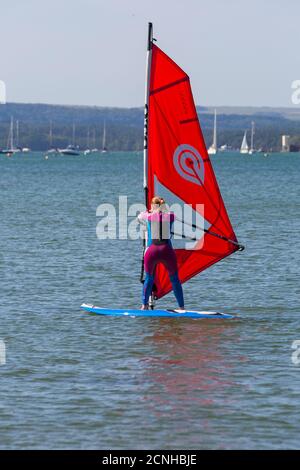 Sandbanks, Poole, Dorset UK. 18 settembre 2020. Tempo nel Regno Unito: Caldo, soleggiato e ventilato alle spiagge di Poole, mentre la mini ondata di calore continua. Gli amanti del sole si dirigono verso il mare per godersi il sole e gli amanti degli sport acquatici possono sfruttare al massimo le condizioni di breezy a Sandbanks facendo windsurf, kitesurf e paddleboard. Credit: Carolyn Jenkins/Alamy Live News Foto Stock