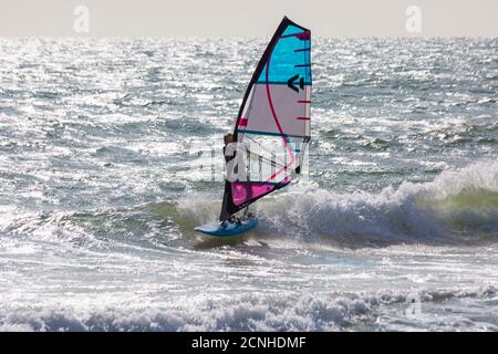 Sandbanks, Poole, Dorset UK. 18 settembre 2020. Tempo nel Regno Unito: Caldo, soleggiato e ventilato alle spiagge di Poole, mentre la mini ondata di calore continua. Gli amanti del sole si dirigono verso il mare per godersi il sole e gli amanti degli sport acquatici possono sfruttare al massimo le condizioni di breezy a Sandbanks facendo windsurf, kitesurf e paddleboard. Credit: Carolyn Jenkins/Alamy Live News Foto Stock