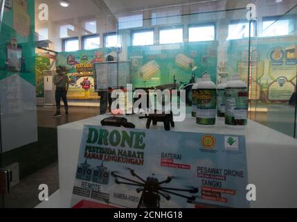 Bogor, Indonesia. 17 Settembre 2020. Una replica di drone agricolo è visto al National Soil and Agriculture Museum, a Bogor, Giava Occidentale, Indonesia. Il National Land and Agriculture Museum mostra la storia dell'agricoltura in Indonesia, chiusa al pubblico a causa dell'epidemia di coronavirus. (Foto di Adriana/INA Photo Agency) Credit: Sipa USA/Alamy Live News Foto Stock