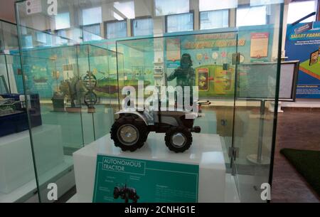 Bogor, Indonesia. 17 Settembre 2020. Un trattore autonomo replica è visto al National Soil and Agriculture Museum, a Bogor, Giava Occidentale, Indonesia. Il National Land and Agriculture Museum mostra la storia dell'agricoltura in Indonesia, chiusa al pubblico a causa dell'epidemia di coronavirus. (Foto di Adriana/INA Photo Agency) Credit: Sipa USA/Alamy Live News Foto Stock