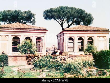 Turisti in visita alle voliere e ai giardini Farnese sul Colle Palatino, Roma, Italia nell'aprile 1986 Foto Stock