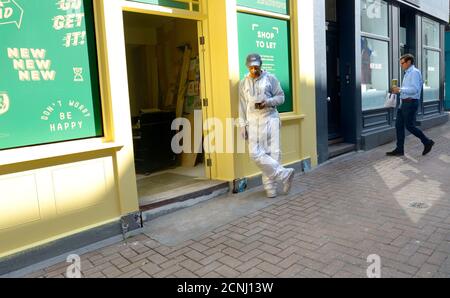 Londra, Inghilterra, Regno Unito. Uomo sul suo cellulare in Carnaby Street Foto Stock