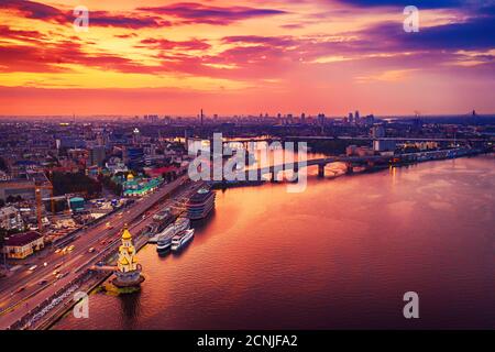 Drammatico tramonto colorato su Dnipro river a Kiev, Ucraina, sullo sfondo di viaggio Foto Stock