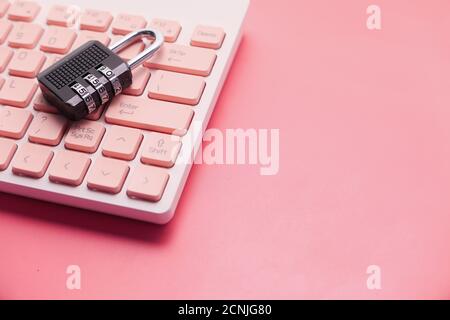 concetto di sicurezza internet con lucchetto sulla tastiera del computer Foto Stock