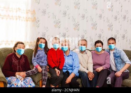 Famiglia moderna in quarantena preventiva a causa della pandemia globale Foto Stock