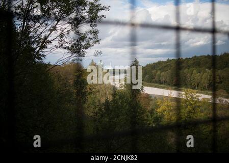 Menterschweige, Isartal, Isar, Monaco, Baviera, Germania, ghiaia, centrale, alberi, fiume, foresta mista, nuvole, nuvoloso, griglie Foto Stock