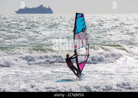 Sandbanks, Poole, Dorset UK. 18 settembre 2020. Tempo nel Regno Unito: Caldo, soleggiato e ventilato alle spiagge di Poole, mentre la mini ondata di calore continua. Gli amanti del sole si dirigono verso il mare per godersi il sole e gli amanti degli sport acquatici possono sfruttare al massimo le condizioni di breezy a Sandbanks facendo windsurf, kitesurf e paddleboard. Credit: Carolyn Jenkins/Alamy Live News Foto Stock