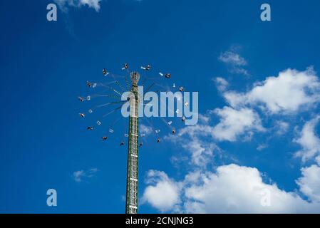 Oktoberfest, Kettenflieger, Bayern Tower, cielo bianco blu Foto Stock