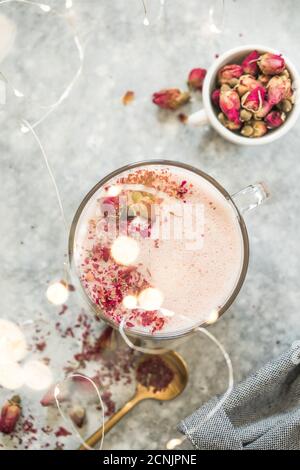 Latte rosa matcha con latte. Bevanda alla moda. Drink di Natale. Latte ayurvedico di luna di rosa con un po 'di spruzzi nel bicchiere. Una forma trendy e rilassante di d Foto Stock
