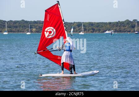 Sandbanks, Poole, Dorset UK. 18 settembre 2020. Tempo nel Regno Unito: Caldo, soleggiato e ventilato alle spiagge di Poole, mentre la mini ondata di calore continua. Gli amanti del sole si dirigono verso il mare per godersi il sole e gli amanti degli sport acquatici possono sfruttare al massimo le condizioni di breezy a Sandbanks facendo windsurf, kitesurf e paddleboard. Credit: Carolyn Jenkins/Alamy Live News Foto Stock