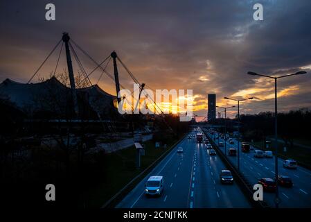 Tramonto sulle Olympiahalle, Mittlerer Ring, Olympiapark Monaco, Foto Stock