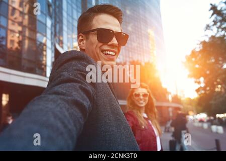 Ritratto di un giovane con borse per lo shopping in città.la gente, la vendita, l'amore e la felicità del concetto. Foto Stock