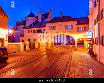 Porta, porta della città, casa, città vecchia, strada, fermata del tram, edificio storico, monumento, luogo di interesse, alba Foto Stock