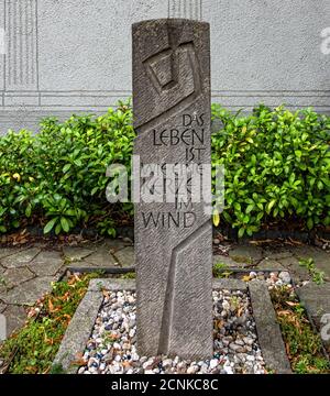 Alter St. Matthäus Kirchhof .Cimitero di San Matteo antico, Schöneberg-Berlino. 'La vita è come una candela nel vento' pietra tomba Foto Stock