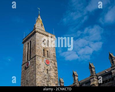 La guglia e la Torre dell'Orologio della St Salvators Chapel, University of St Andrews, St Andrews, Fife, Scozia, Regno Unito, GB. Foto Stock