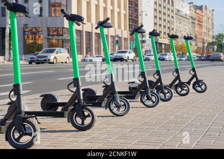Concetto di trasporto ecologico. Noleggio scooter in città. Conservazione dell'ambiente. Trasporto ecocompatibile. Concetto di servizio di noleggio del veicolo. Elettrico Foto Stock