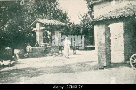 . Il trovatore di Dio; la storia di San Francesco d'Assisi . le costruzione, poco più che un'avorio, cadendo in rovina e abbandonata. Una volta era stata una ritirata per i lebbrosi, ma i [81] lebbrosi DEI TROVATORI erano stati spostati in quell'ospedale più vicino alla città che Francesco aveva visitato così i tempi dei maniardi. L'edificio più vecchio è stato chiamato Rivo Torto, Crooked Brook, dal piccolo ruscello accanto al quale si trovava.qui i Fratelli hanno vissuto tutto l'inverno, e, quando la primavera è venuto, così manyhad si sono Uniti alla Fratellanza che hanno hadnot stanza a dormire. Per quanto miserabile, Francesco e i suoi primi Fratelli amavano theirlittle Foto Stock