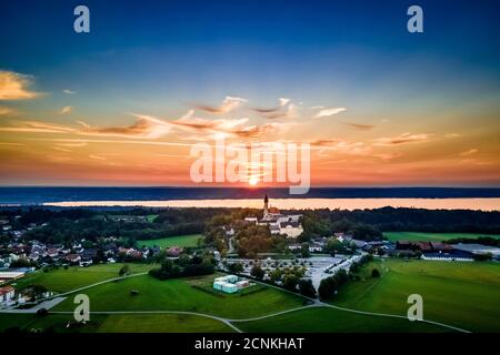 Tramonto al Monastero di Andechs nella regione dei cinque Laghi, Baviera, Germania, Europa Foto Stock