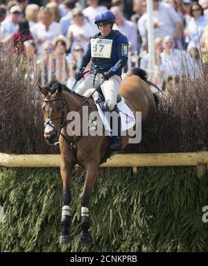 Zara Tindall salta il lago sull'Alto Regno. Badminton Horse Trials, Gloucestershire, Gran Bretagna - 07 Maggio 2016 PICTURE CREDIT : MARK PAIN / ALAMY Foto Stock