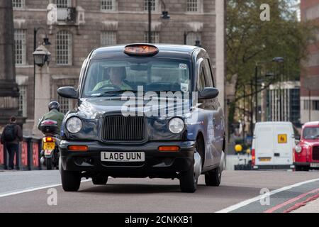 2006 modello di taxi londinese che attraversa Lambeth Bridge nel centro di Londra. 28 aprile 2009. Foto: Neil Turner Foto Stock