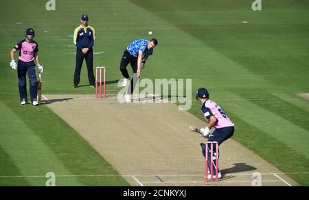 Hove UK 18 settembre 2020 - Ollie Robinson of Sussex Sharks bowling nel T20 Blast cricket match tra Sussex Sharks e Middlesex che si svolge a porte chiuse al 1 ° Central County Ground a Hove: Credit Simon Dack / Alamy Live News Foto Stock