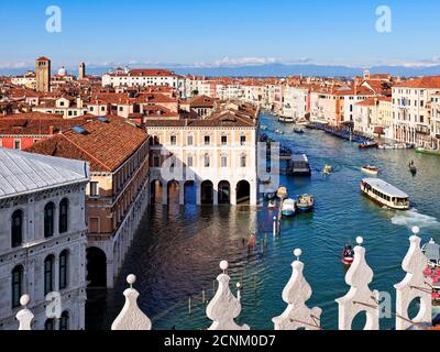 Terrazza sul tetto, vista profonda, Canal Grande, Aqua alta, alluvione, mercato del pesce, soleggiata, mattina Foto Stock