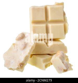 Cioccolato bianco rotto con nocciole intere isolate su fondo bianco. Foto Stock