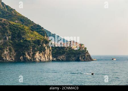 Splendida vista panoramica su Manarola, con i suoi vigneti e le case colorate sulla scogliera. Il paesaggio tipico della zona costiera delle cinque Terre... Foto Stock