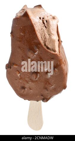 Gelato su un bastone coperto di glassa di cioccolato scuro isolato Foto Stock