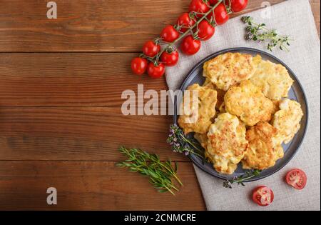 cotolette di pollo tritate con erbe su fondo di legno marrone. vista dall'alto, piatto, spazio copia. Foto Stock