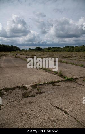 Wisley Airfield (disusato) da sviluppare per l'alloggiamento. Surrey, Regno Unito Foto Stock