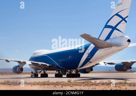 Teruel, Spagna - 17 agosto 2020: Air Bridge Cargo Boeing 747-400 immagazzinato all'aeroporto di Teruel, Spagna. Foto Stock