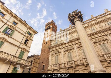 Leone di San Marco in Piazza delle Erbe a Verona Foto Stock