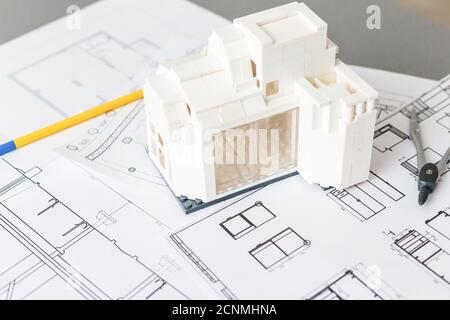 Ingegnere che lavora su disegni, concetto di casa di costruzione Foto Stock